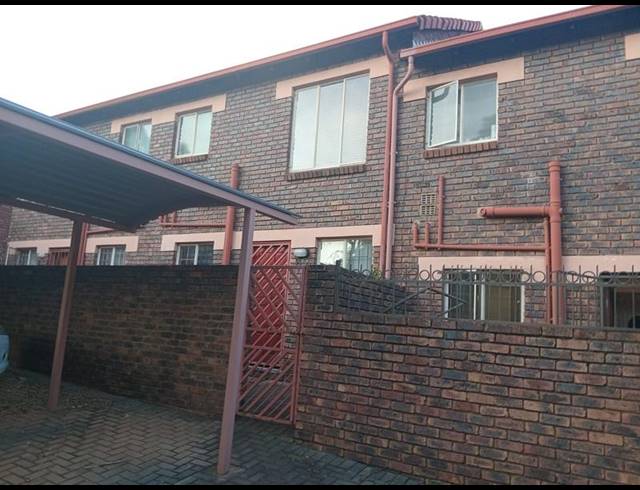 2 BEDROOM TOWNHOUSE FOR SALE IN HENNOPSPARK